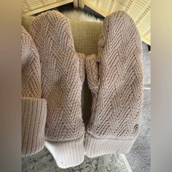 Lululemon sherpa weave pom beanie+sherpa weave mitten set - Picture 6 of 8